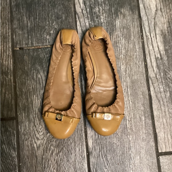 💥PRICE DROP💥 Eddie Bow Flats in Royal Tan - Picture 2 of 8